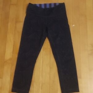 5/$40 NWOT Lululemon cropped legging sz 4 black w/ purple paisley waist pocket